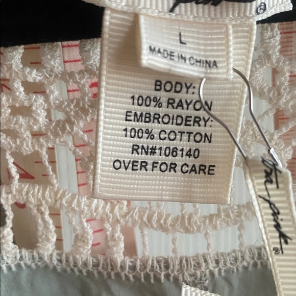 Ultra Pink NWT Soft Green & Cream Crochet Scoop Neck 100% Rayon Blouse Large - Picture 9 of 11